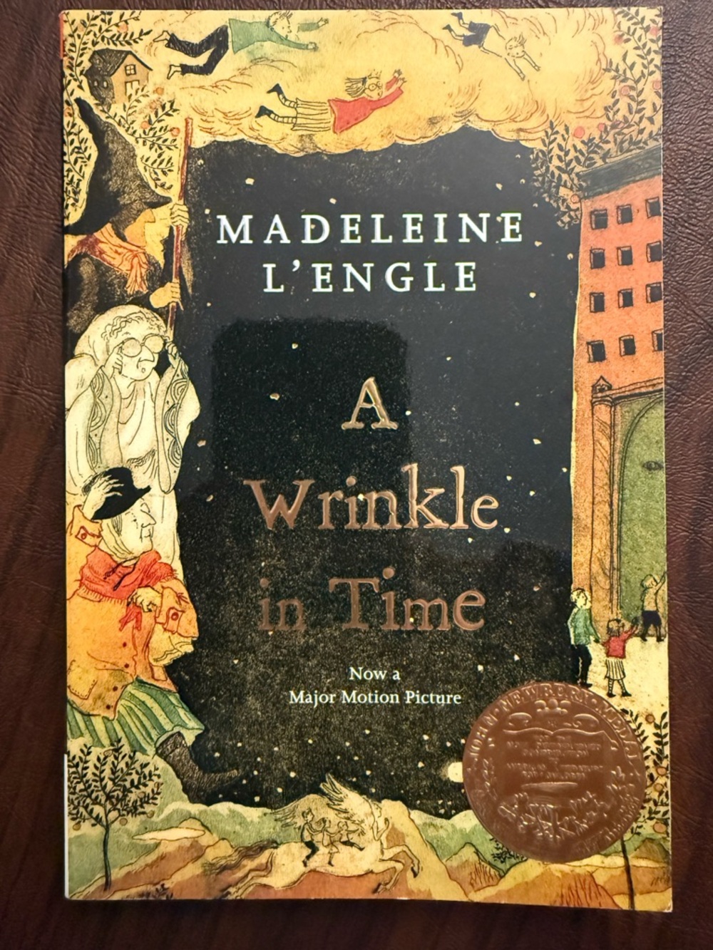 Madeleine L'Engle A Wrinkle in Time - Illustrated Paperback